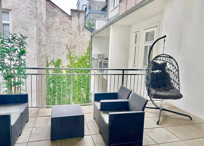 Διαμέρισμα Spacious With Balcony & Free Parking *
