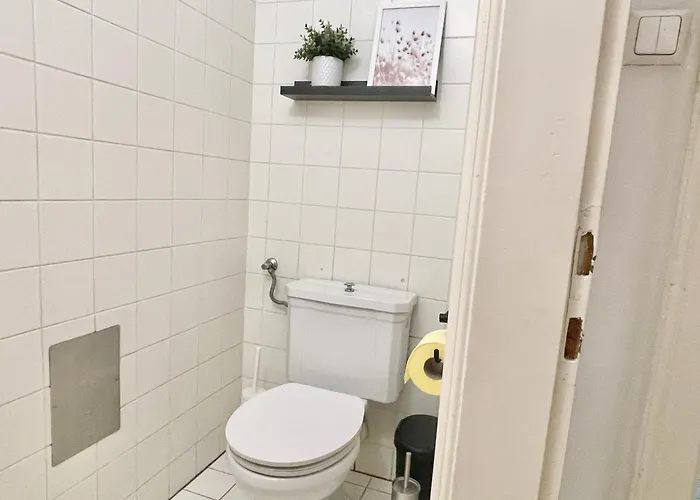 Διαμέρισμα Spacious With Balcony & Free Parking *