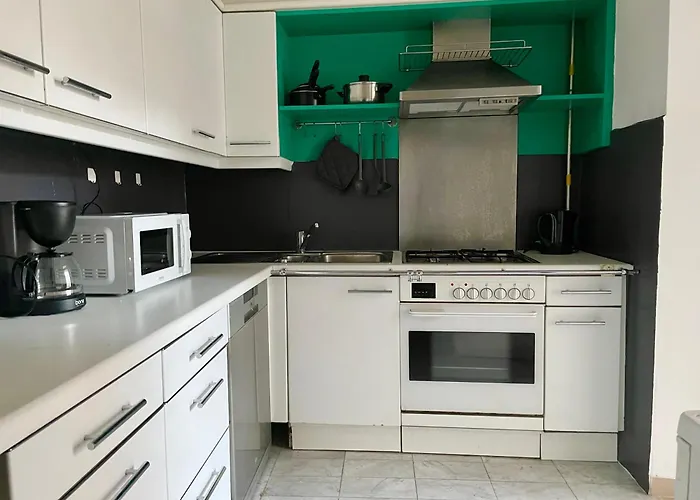 Spacious With Balcony & Free Parking Διαμέρισμα *