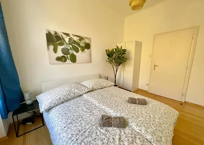 Διαμέρισμα Spacious With Balcony & Free Parking *
